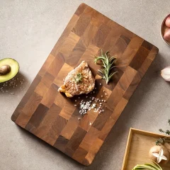 Stor träskärbräda med träådring för kött, ost, grönsaker och bröd