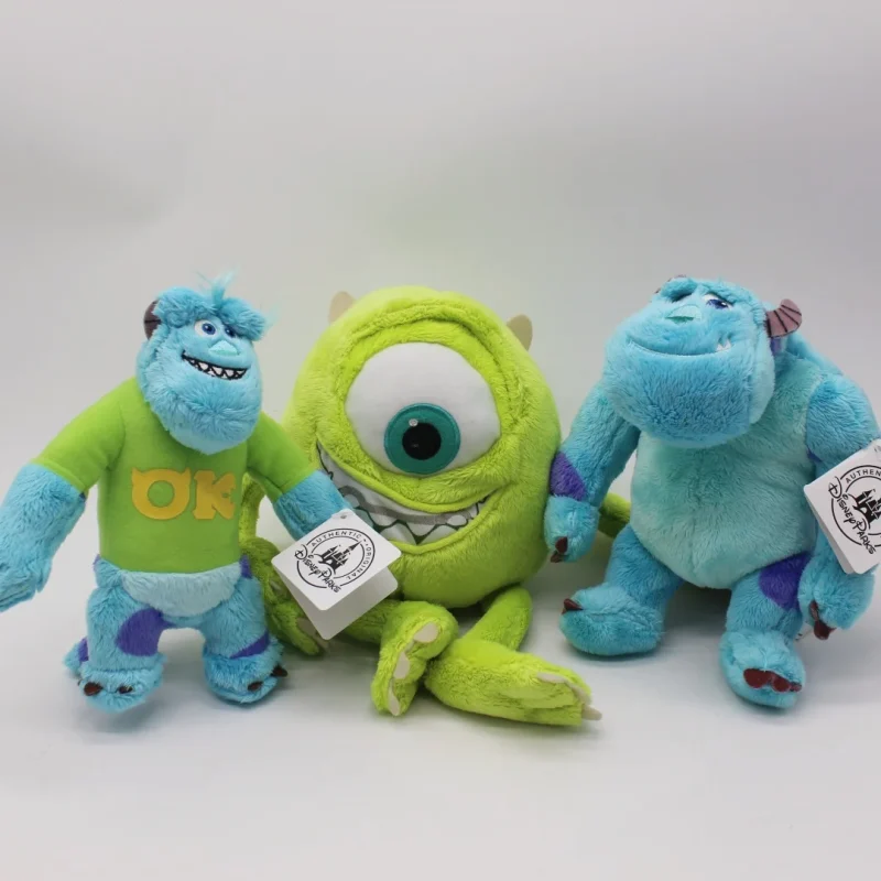 Gröna och blå plyschfigurer tillsammans med en mindre figur.