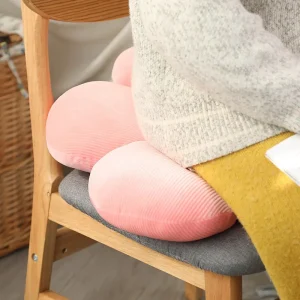Blommig plyschkudde 35 cm med mjuk fyllning och färgglad design