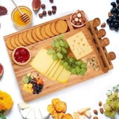 Bambuostbricka med charcuterie-set och serveringsbricka