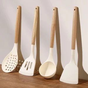 Värmebeständig köksset i silikon med trähandtag för non-stick-panna
