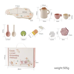 Montessori-teset i trä med tekanna, tekopp och låtsaslek