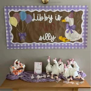 Alternative view of Silly Goose plyschgosedjur 25 cm för baby shower och födelsedag