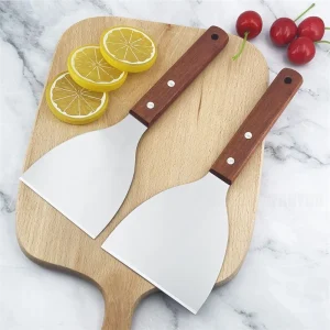 Stekspade i rostfritt stål med grillskrapa och trähandtag
