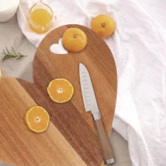 Hjärtformat skärbräde i trä för servering, ost och charcuterie