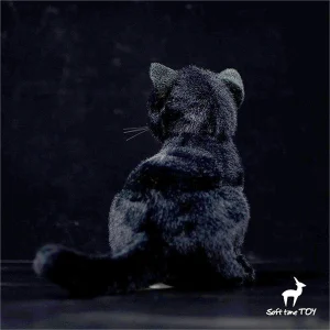 Realistiskt svart kattgosedjur – livlikt svart panterdjur i plysch