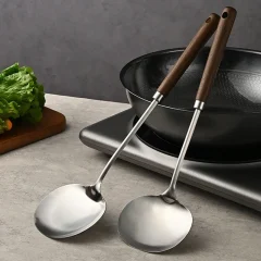 Wokspatel i rostfritt stål med långt valnötshandtag