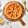 Runt pizzabräde i trä med handtag – serverings- och skärbräda