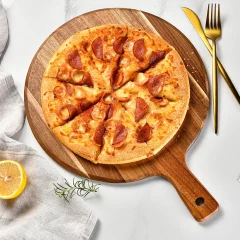 Runt pizzabräde i trä med handtag – serverings- och skärbräda 34 Runt pizzabräde i trä med handtag – serverings- och skärbräda
