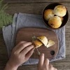 Skärbräda i valnöt med handtag, för bröd och frukt
