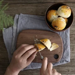 Skärbräda i valnöt med handtag, för bröd och frukt