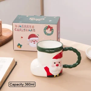 Julmugg i keramik med tomte, ren och snögubbe – handmålad