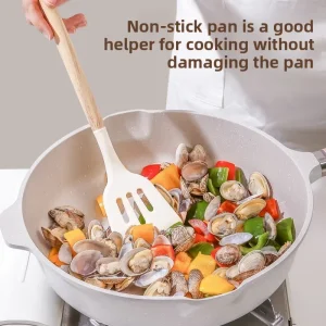 Värmebeständig köksset i silikon med trähandtag för non-stick-panna