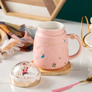 Julmugg i keramik med tomte, ren och snögubbe – handmålad