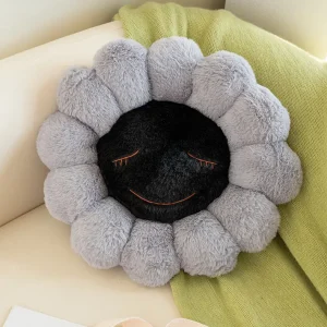 Blomformad plyschkudde 40x40 cm med ansiktsmotiv för hem och soffa