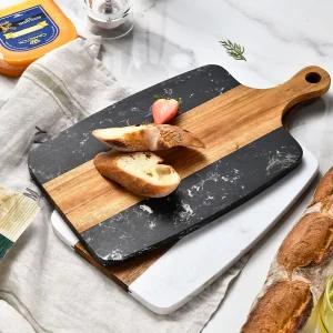 Skärbräda i trä med marmordetalj för ost, bröd och servering