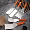 Stekspade i rostfritt stål med grillskrapa och trähandtag