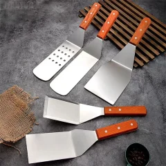 Stekspade i rostfritt stål med grillskrapa och trähandtag