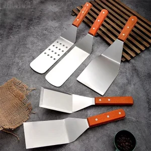 Stekspade i rostfritt stål med grillskrapa och trähandtag