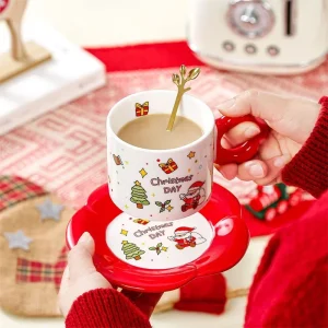Julmugg i keramik med tomte, ren och snögubbe – handmålad