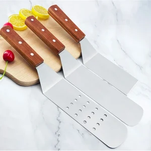 Stekspade i rostfritt stål med grillskrapa och trähandtag