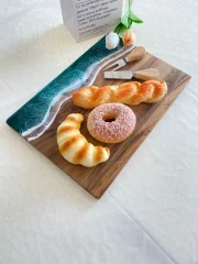 Handgjord skärbräda i akaciaträ med resinvåg och havsmönster