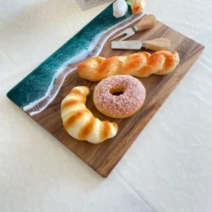 Handgjord skärbräda i akaciaträ med resinvåg och havsmönster
