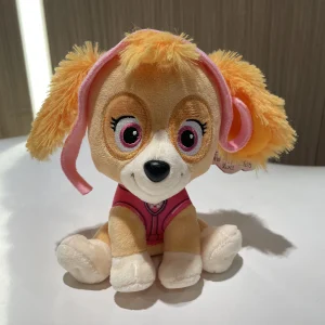 PAW Patrol Holiday Style Skye Chase Everest plyschleksak 15,2 cm