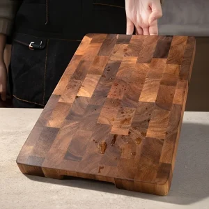 Stor skärbräda i trä med träådring – robust skärblock 28×18 cm
