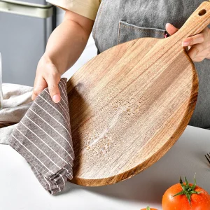 Alternative view of Runt pizzabräde i trä med handtag – serverings- och skärbräda