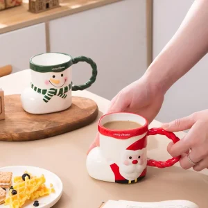 Julmugg i keramik med tomte, ren och snögubbe – handmålad