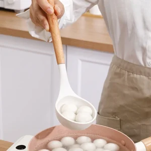 Värmebeständig köksset i silikon med trähandtag för non-stick-panna