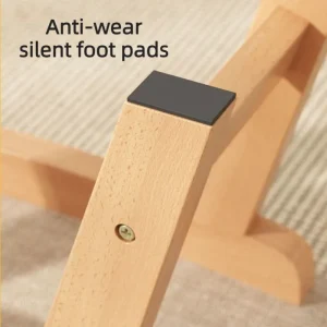 Modern minimalistisk pall i massivt trä med kudde och halkskydd