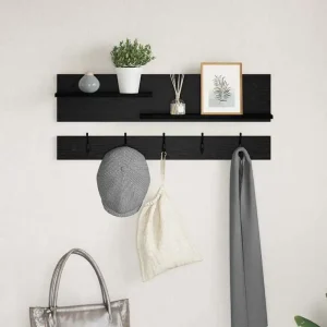 Väggmonterad hatthylla i trä med krokar och hyllor, minimalistisk
