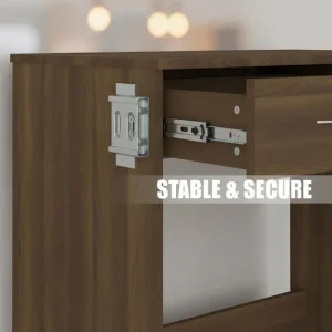 Modernt skrivbord i trä med praktiska lådor och platsbesparande design
