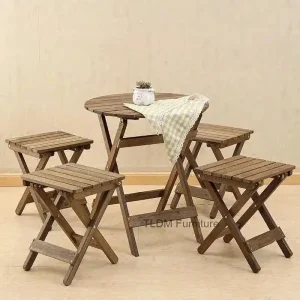 Fällbar trädgårdsmöbel i modern stil med bord och stolar