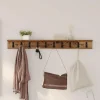 Vägghängd hatthylla med krokar och hylla i trä, minimalistisk för hall