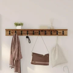 Vägghängd hatthylla med krokar och hylla i trä, minimalistisk för hall