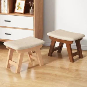 Modern minimalistisk pall i massivt trä med kudde och halkskydd
