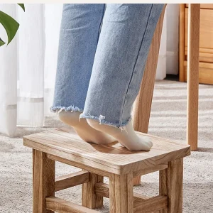 Modern minimalistisk pall i massivt trä för hall och vardagsrum