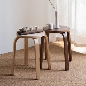 Rund minimalistisk träpall i nordisk stil – stapelbar fotpall