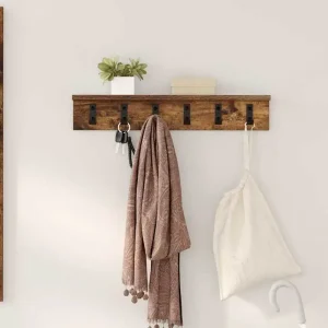 Vägghängd hatthylla med krokar och hylla i trä, minimalistisk för hall