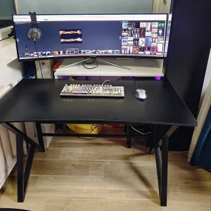 Modernt gaming- och skrivbord med stolset för hem, studie och kontor