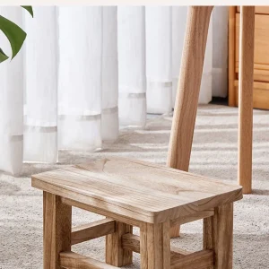 Modern minimalistisk pall i massivt trä för hall och vardagsrum