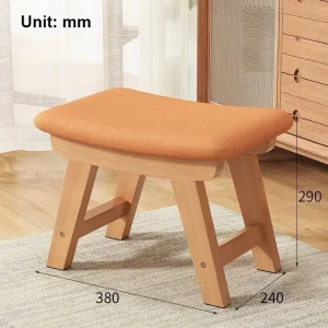 Modern minimalistisk pall i massivt trä med kudde och halkskydd