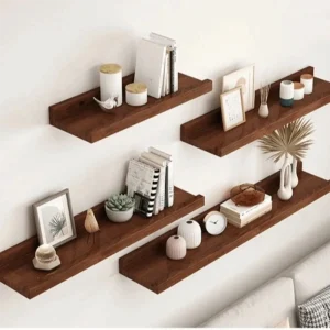 Vägghylla i trä med minimalistisk stil och rustik känsla