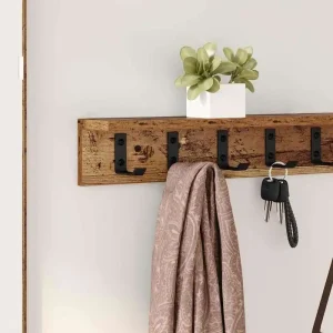 Vägghängd hatthylla med krokar och hylla i trä, minimalistisk för hall
