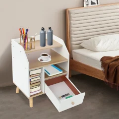 Modern sängbord med låda och öppna fack i vit och träton