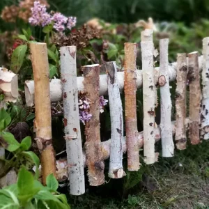 Trädgårdsstaket i trä för och gränsmarkering, markinsättning