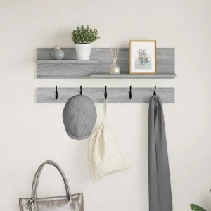 Väggmonterad hatthylla i trä med krokar och hyllor, minimalistisk